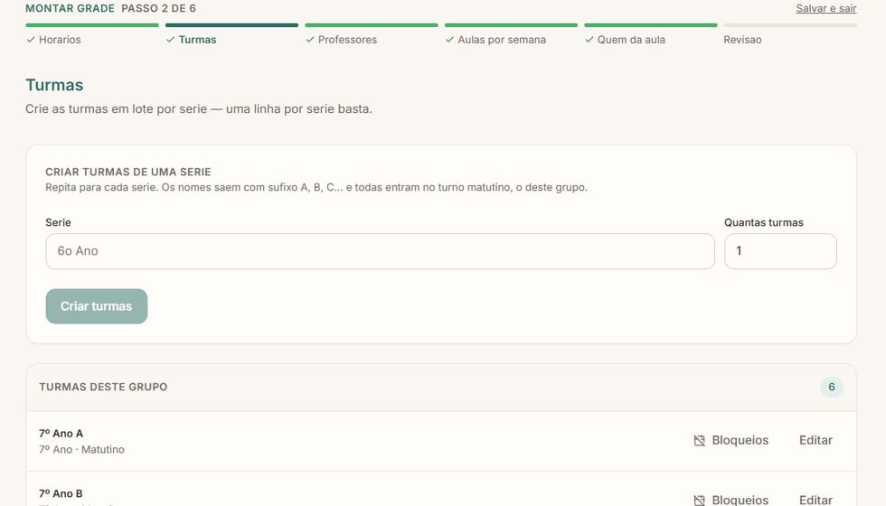 Passo 2 de 6 do assistente: criação de turmas em lote por série, com a lista das turmas já cadastradas no grupo.