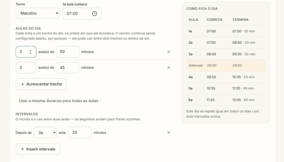Tela de configuração dos horários: turno, horário da primeira aula, aulas do dia com a duração de cada trecho e intervalos, com uma prévia de como fica o dia.