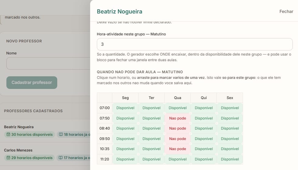Cadastro de professor com a hora-atividade e a grade clicável de disponibilidade, marcando cada horário da semana como disponível ou indisponível.